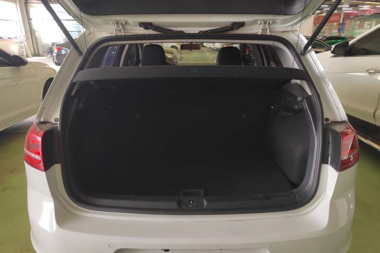 Used Volkswagen Golf 2016 1.6L Automatic Fashion Model Trunk