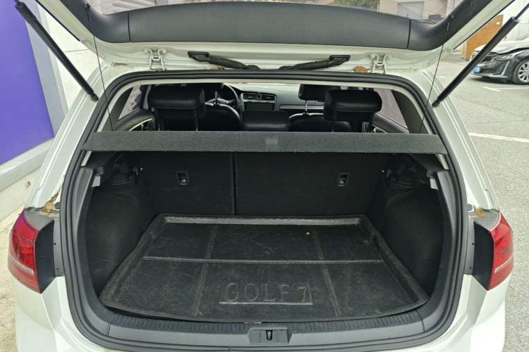 Used Volkswagen Golf 2016 230TSI Automatic Luxury Version Trunk