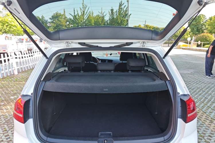Used Volkswagen Golf 2016 1.6L Automatic Fashion Model Trunk