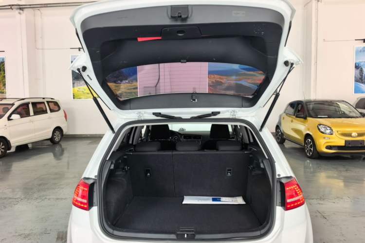 Used Volkswagen Golf 2016 1.6L Automatic Fashion Model Trunk