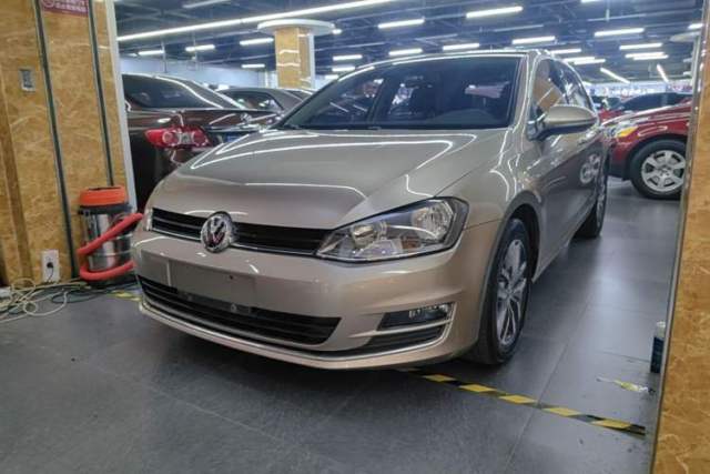 Volkswagen Golf 2016 230TSI Automatic Luxury Version مستعملة