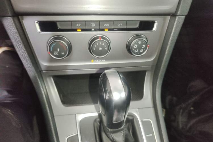 Used Volkswagen Golf 2016 1.6L Automatic Fashion Model Audio And AC Panel