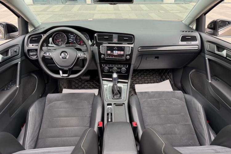 Used Volkswagen Golf 2016 280TSI Automatic Flagship Model Audio And AC Panel