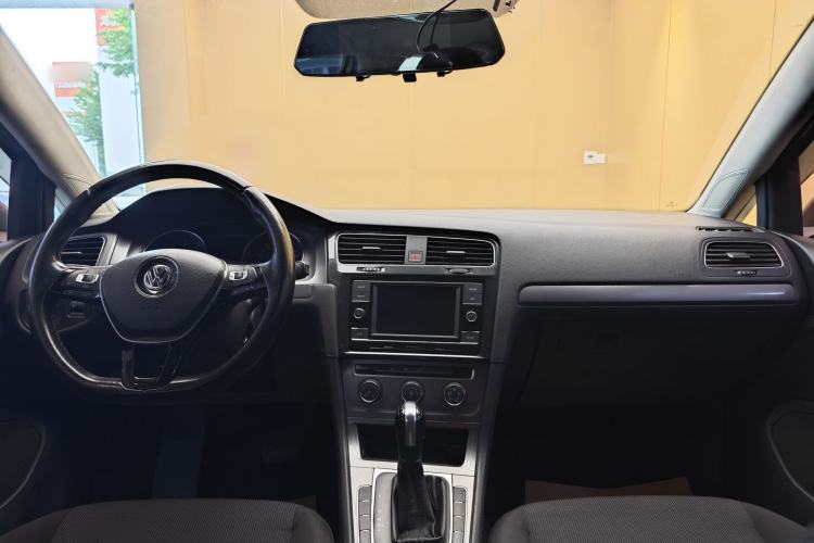 Used Volkswagen Golf 2016 1.6L Automatic Fashion Model Audio And AC Panel