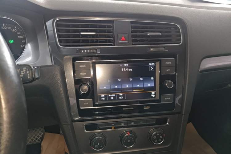 Used Volkswagen Golf 2016 1.6L Automatic Fashion Model Audio And AC Panel