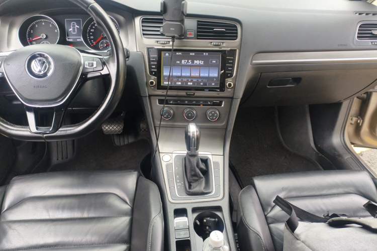 Used Volkswagen Golf 2016 230TSI Automatic Luxury Version Audio And AC Panel
