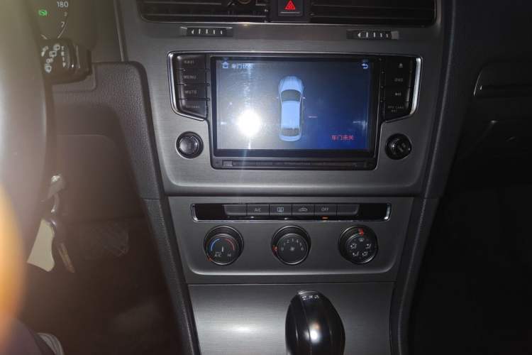 Used Volkswagen Golf 2016 230TSI Automatic Comfort Version Audio And AC Panel