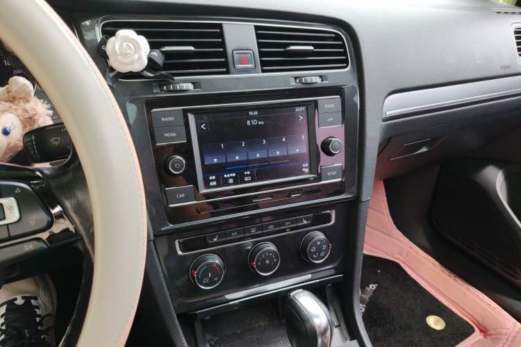 Used Volkswagen Golf 2016 230TSI Automatic Luxury Version Audio And AC Panel