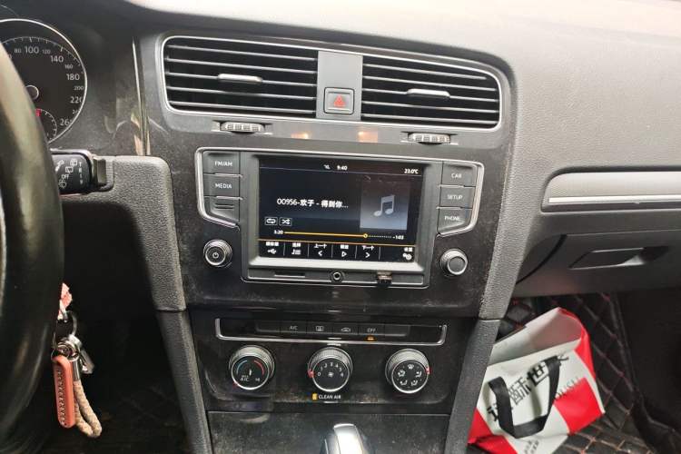 Used Volkswagen Golf 2016 1.6L Automatic Comfort Model Audio And AC Panel