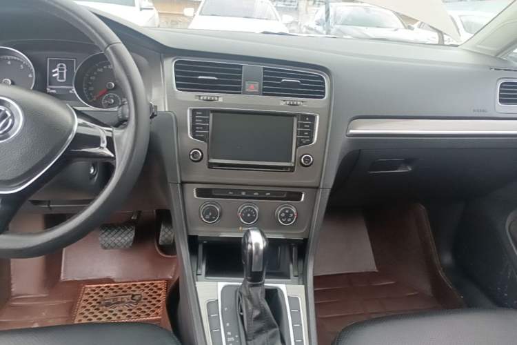Used Volkswagen Golf 2016 1.6L Automatic Comfort Model Audio And AC Panel