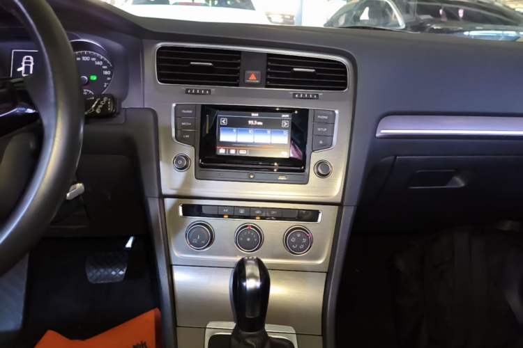 Used Volkswagen Golf 2016 230TSI Automatic Comfort Version Audio And AC Panel