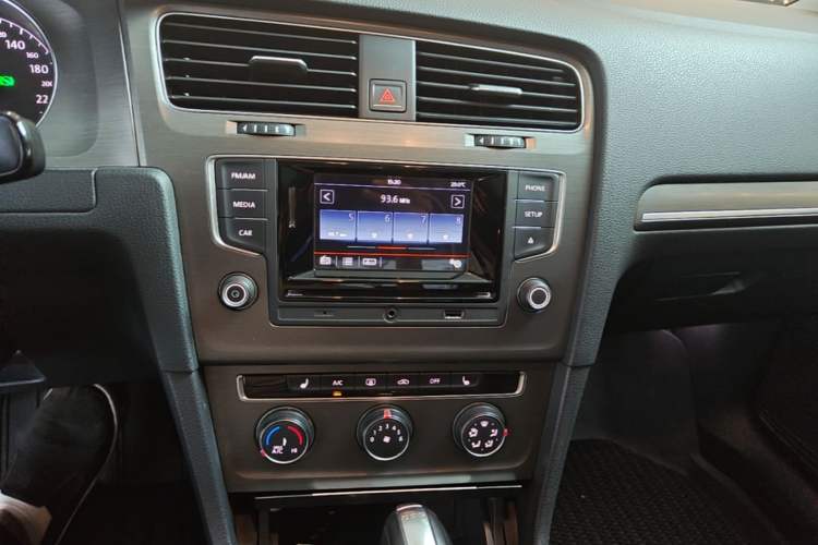 Used Volkswagen Golf 2016 230TSI Automatic Luxury Version Audio And AC Panel