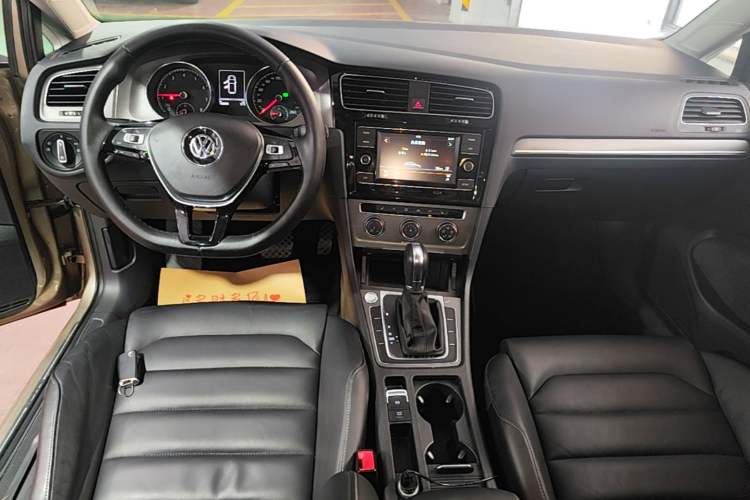 Used Volkswagen Golf 2016 230TSI Automatic Luxury Version Audio And AC Panel