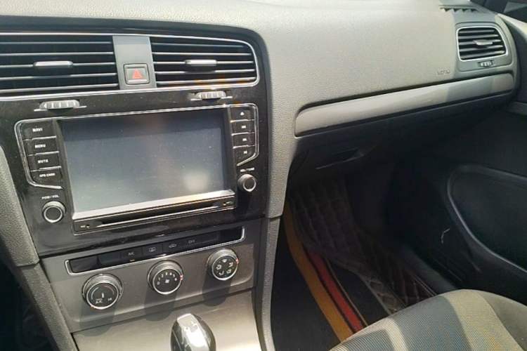 Used Volkswagen Golf 2016 1.6L Automatic Fashion Model Audio And AC Panel