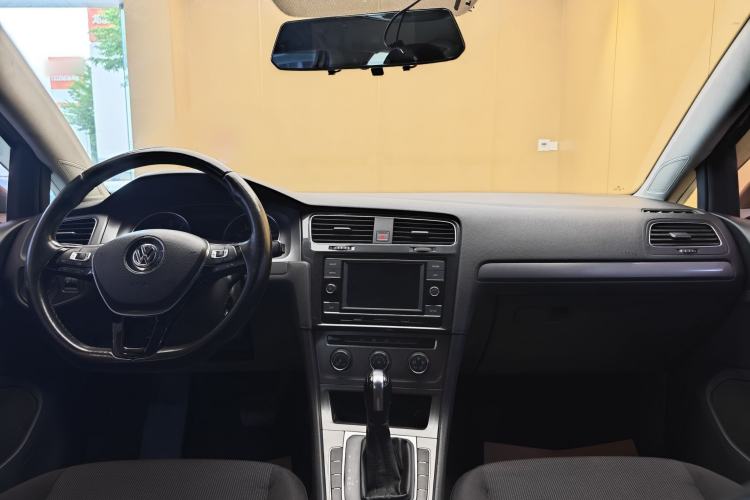 Used Volkswagen Golf 2016 1.6L Automatic Fashion Model Audio And AC Panel