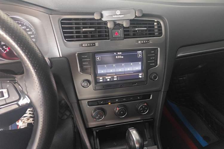 Used Volkswagen Golf 2016 230TSI Automatic Luxury Version Audio And AC Panel