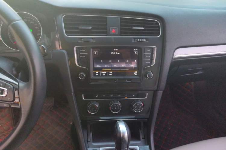Used Volkswagen Golf 2016 230TSI Automatic Luxury Version Audio And AC Panel
