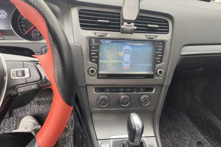 Used Volkswagen Golf 2016 230TSI Automatic Luxury Version Audio And AC Panel