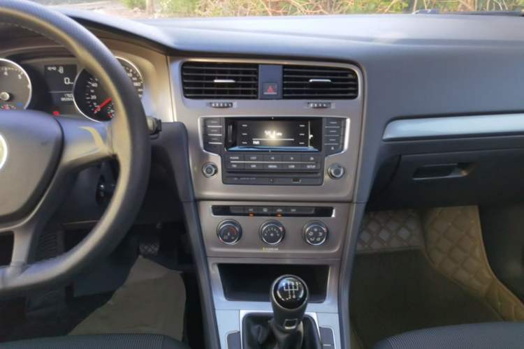 Used Volkswagen Golf 2016 1.6L Manual Fashion Edition Audio And AC Panel