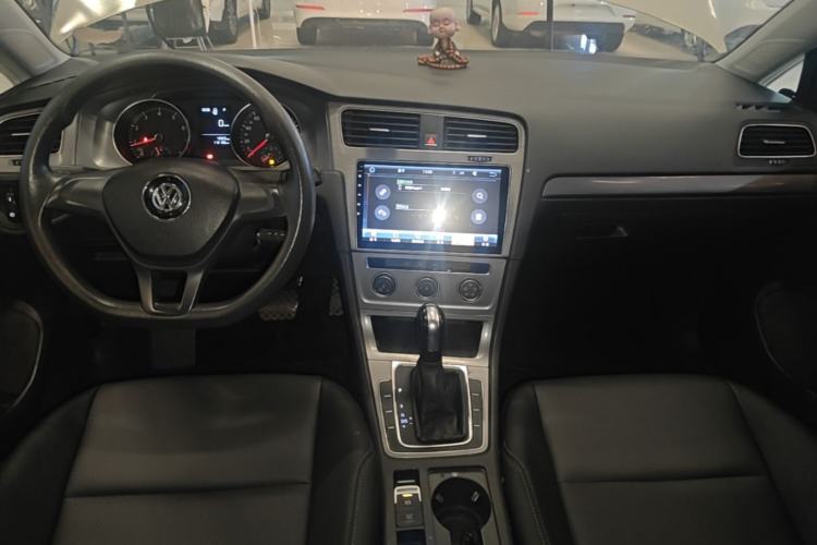 Used Volkswagen Golf 2016 1.6L Automatic Fashion Model Center Console