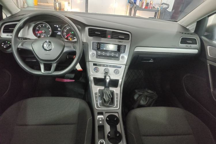 Used Volkswagen Golf 2016 1.6L Automatic Fashion Model Center Console