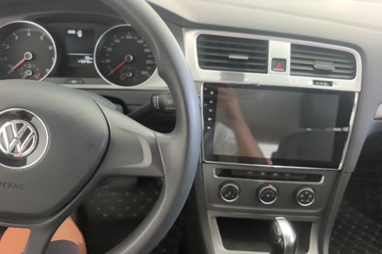 Used Volkswagen Golf 2016 1.6L Automatic Fashion Model Center Console