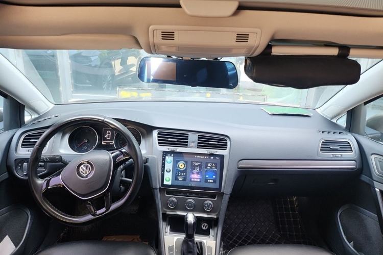 Used Volkswagen Golf 2016 1.6L Automatic Comfort Model Center Console