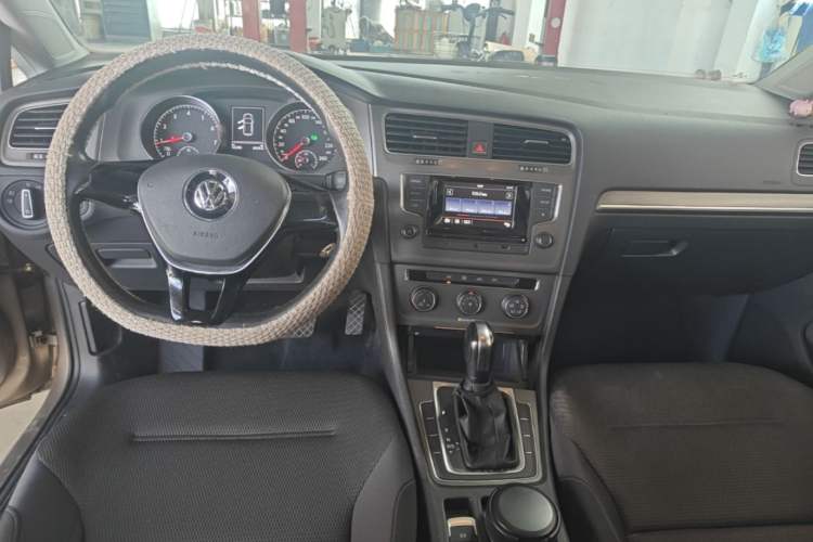 Used Volkswagen Golf 2016 1.6L Automatic Comfort Model Center Console