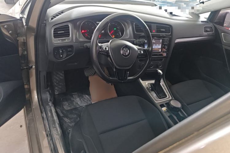 Used Volkswagen Golf 2016 1.6L Automatic Fashion Model Center Console