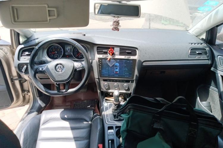 Used Volkswagen Golf 2016 230TSI Automatic Luxury Version Center Console