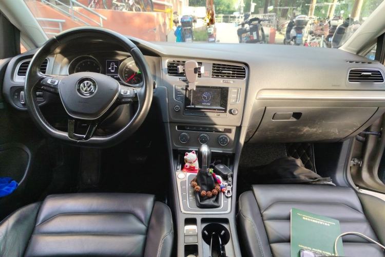 Used Volkswagen Golf 2016 230TSI Automatic Luxury Version Center Console