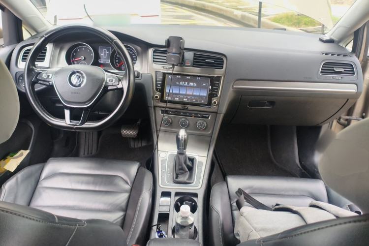 Used Volkswagen Golf 2016 230TSI Automatic Luxury Version Center Console
