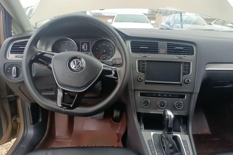 Used Volkswagen Golf 2016 1.6L Automatic Comfort Model Center Console