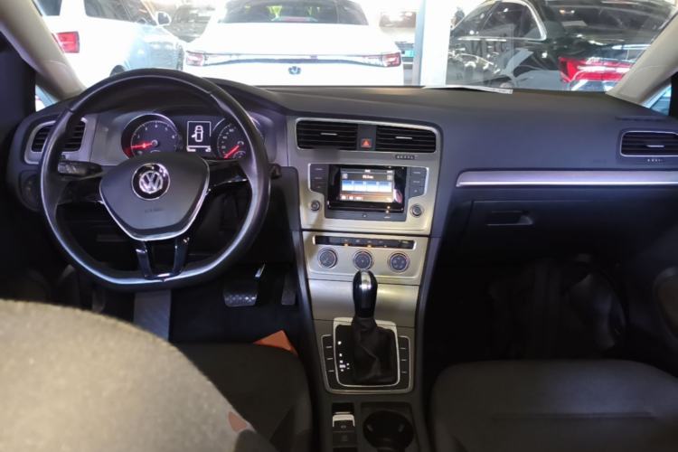 Used Volkswagen Golf 2016 230TSI Automatic Comfort Version Center Console