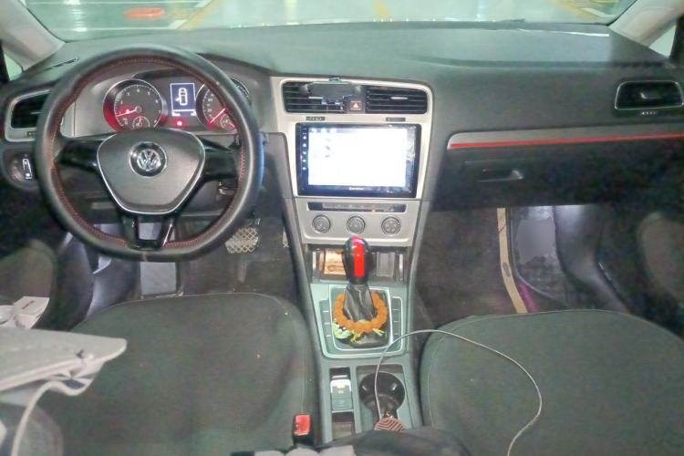 Used Volkswagen Golf 2016 230TSI Automatic Comfort Version Center Console
