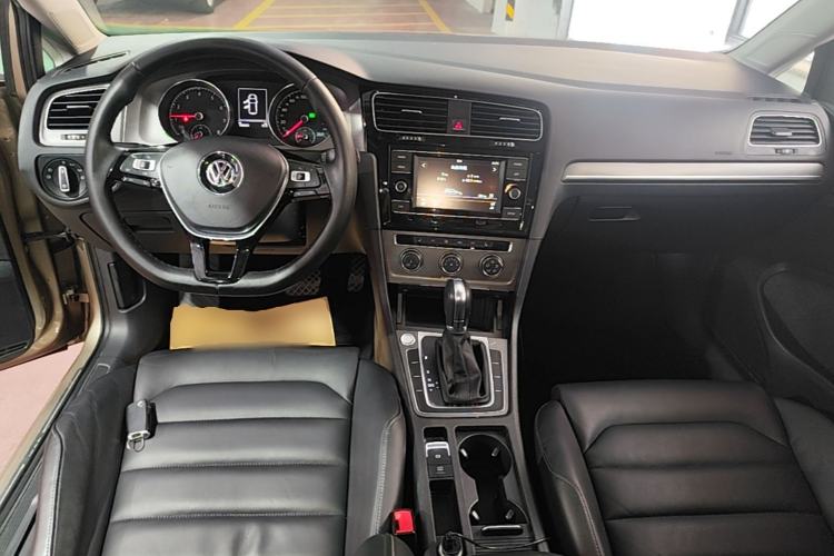 Used Volkswagen Golf 2016 230TSI Automatic Luxury Version Center Console