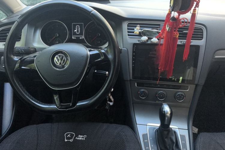Used Volkswagen Golf 2016 1.6L Automatic Fashion Model Center Console