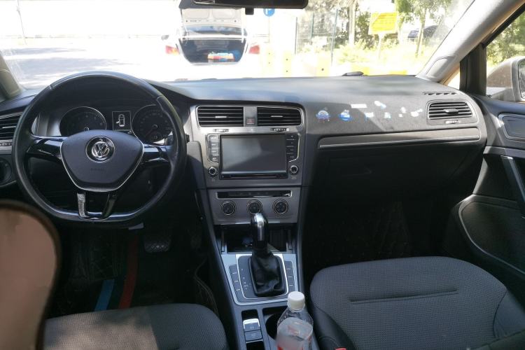 Used Volkswagen Golf 2016 230TSI Automatic Comfort Version Center Console