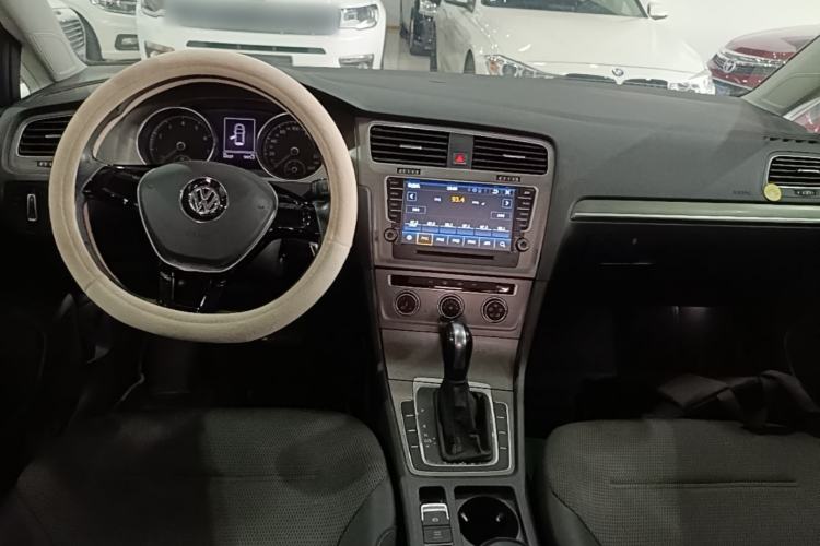Used Volkswagen Golf 2016 1.6L Automatic Comfort Model Center Console