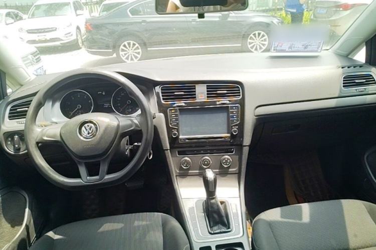 Used Volkswagen Golf 2016 1.6L Automatic Fashion Model Center Console
