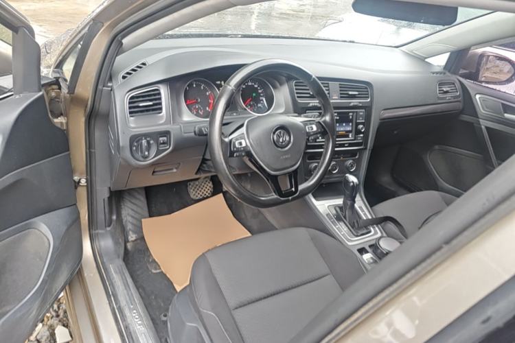 Used Volkswagen Golf 2016 1.6L Automatic Fashion Model Center Console