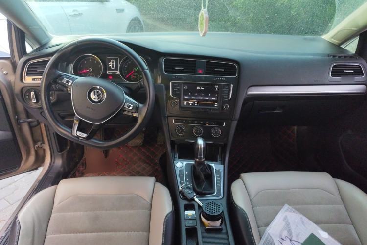 Used Volkswagen Golf 2016 230TSI Automatic Luxury Version Center Console