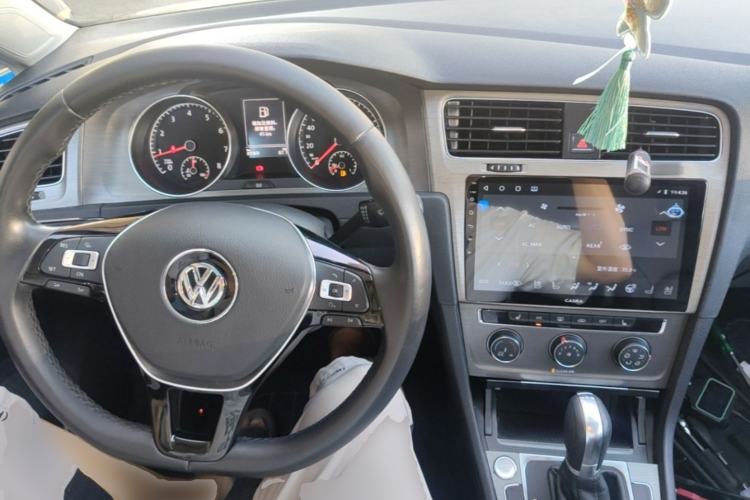 Used Volkswagen Golf 2016 230TSI Automatic Luxury Version Center Console