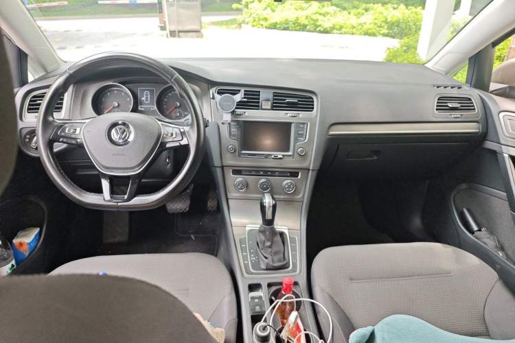 Used Volkswagen Golf 2016 230TSI Automatic Comfort Version Center Console