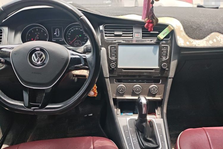 Used Volkswagen Golf 2016 1.6L Automatic Comfort Model Center Console