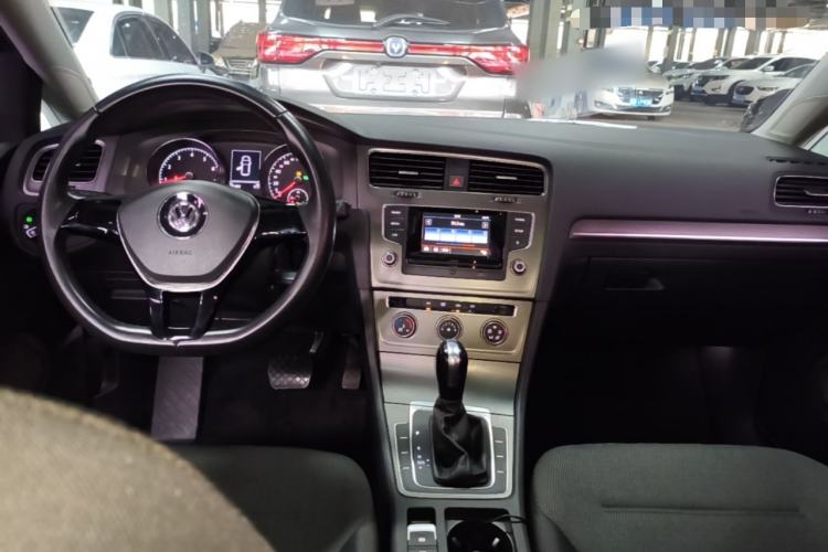 Used Volkswagen Golf 2016 230TSI Automatic Comfort Version Center Console