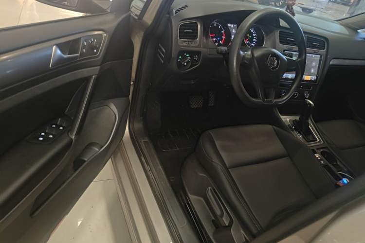 Used Volkswagen Golf 2016 1.6L Automatic Fashion Model Driver Seat