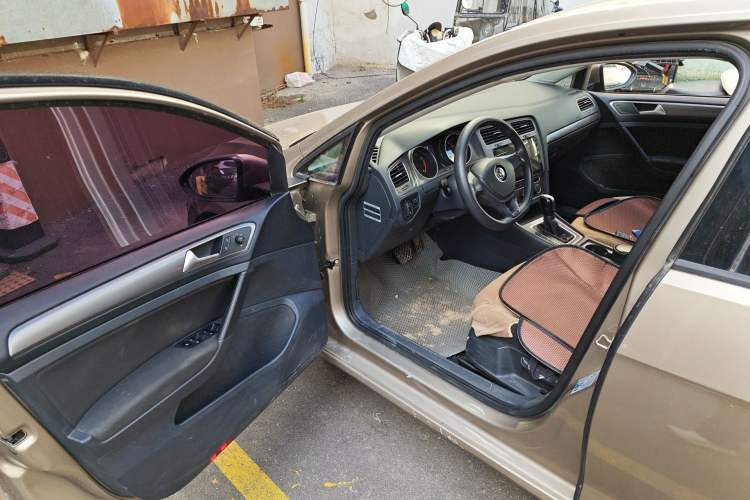 Used Volkswagen Golf 2016 1.6L Automatic Fashion Model Driver Seat