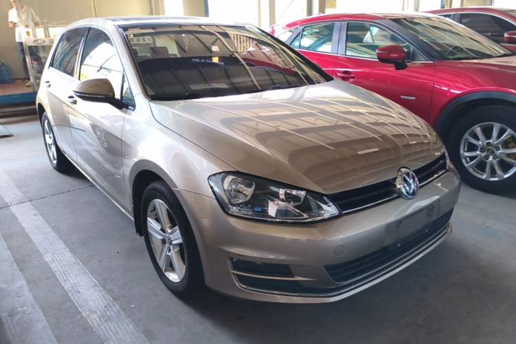 Used Volkswagen Golf 2016 230TSI Automatic Comfort Version Front Right 45 Deg