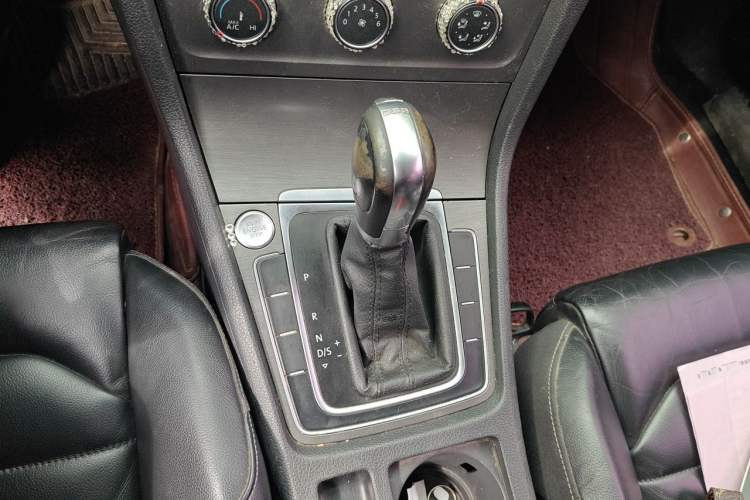 Used Volkswagen Golf 2016 230TSI Automatic Luxury Version Gear Lever